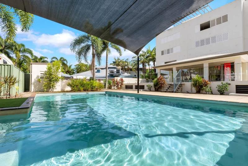 Relaxed Coastal Charm - A Stylish Resort-style Haven - image 6