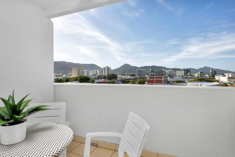 Easy Coastal Living in Cairns with Rooftop Pool - image 9