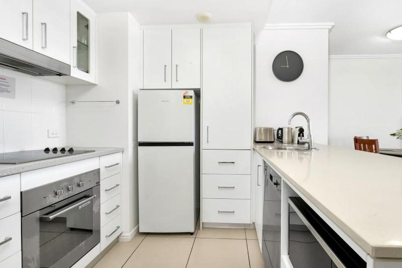 Easy Coastal Living in Cairns with Rooftop Pool - image 5