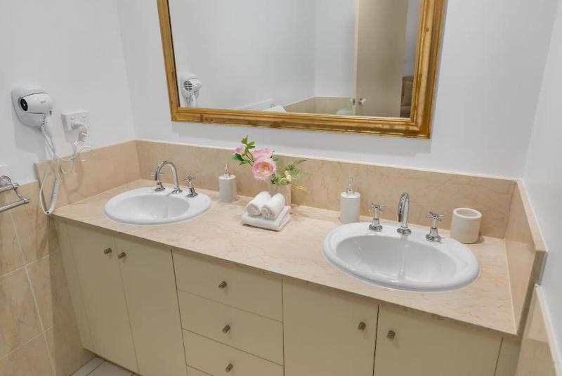 The Lakes Escape - Resort Living by Botanic Gardens - image 12