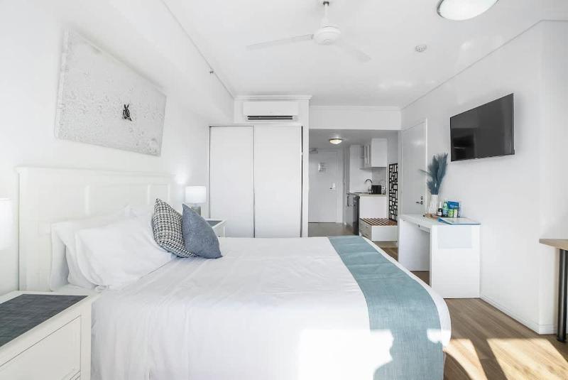 'McLeod Corner' Resort-style Adjacent Apartments - image 13