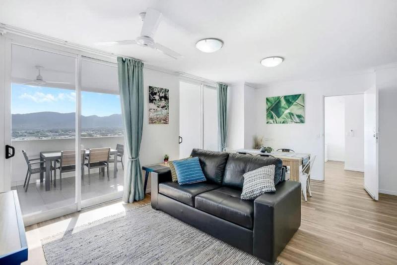 Cairns City Escape - Elevated Modern Haven with Pool - image 1