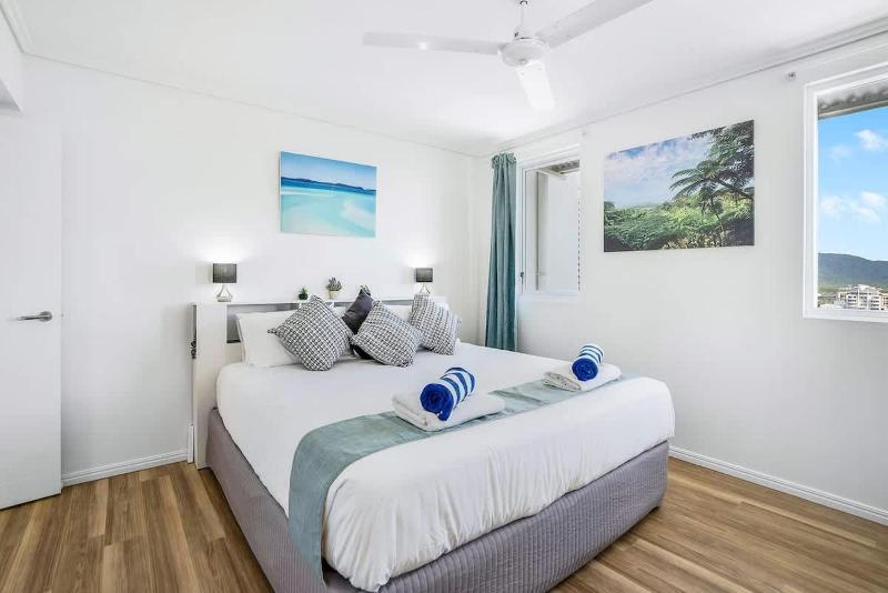 Cairns City Escape - Elevated Modern Haven with Pool - image 9