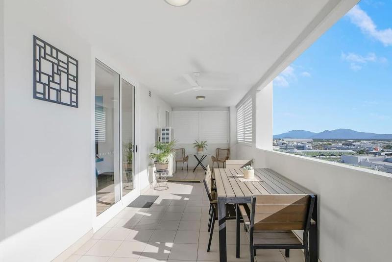 Cairns City Escape - Elevated Modern Haven with Pool - image 8