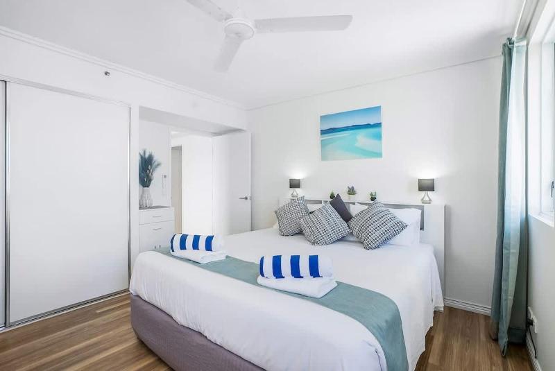 Cairns City Escape - Elevated Modern Haven with Pool - image 7
