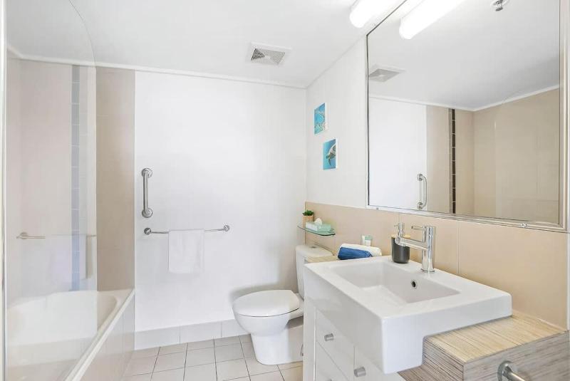 Cairns City Escape - Elevated Modern Haven with Pool - image 2