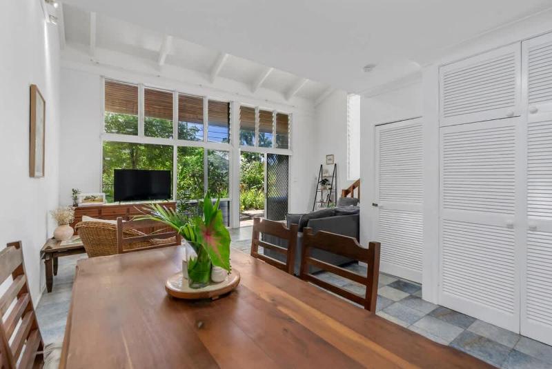 Nirvana - Steps to Four Mile Beach with Shared Pool - image 9