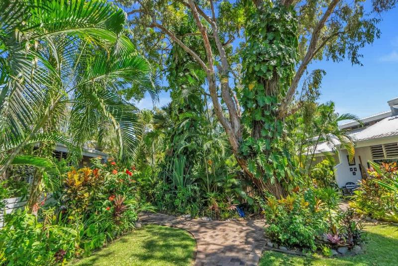 Nirvana - Steps to Four Mile Beach with Shared Pool - image 7