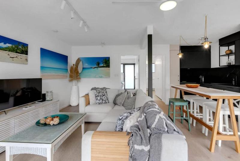 Mira - Poolside Beach Retreat by Four Mile Beach - image 1