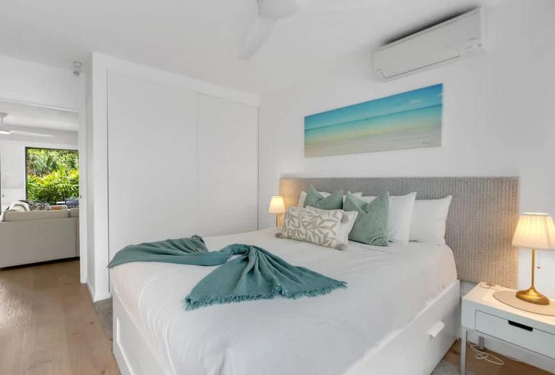 Mira - Poolside Beach Retreat by Four Mile Beach - image 21