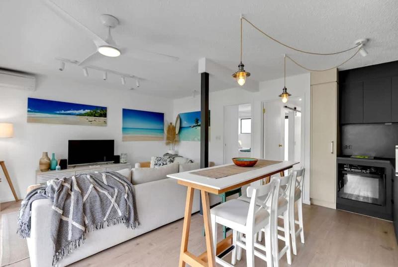 Mira - Poolside Beach Retreat by Four Mile Beach - image 27