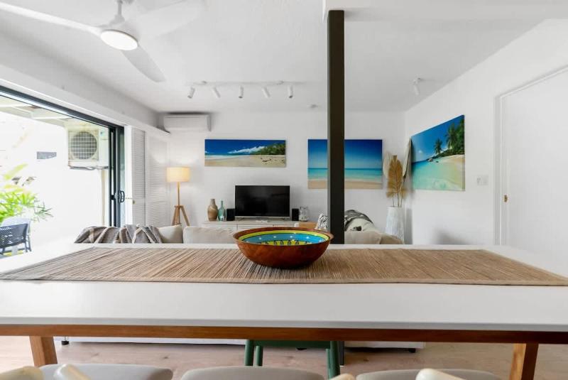 Mira - Poolside Beach Retreat by Four Mile Beach - image 14