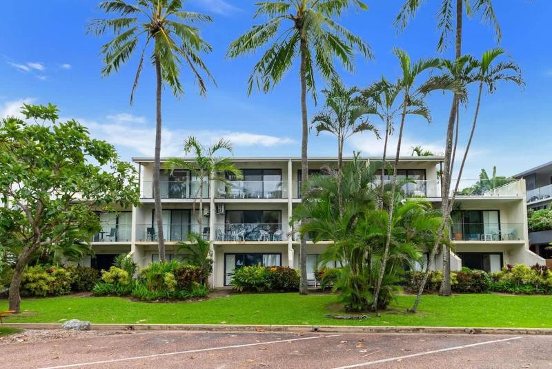 Mira - Poolside Beach Retreat by Four Mile Beach - image 6
