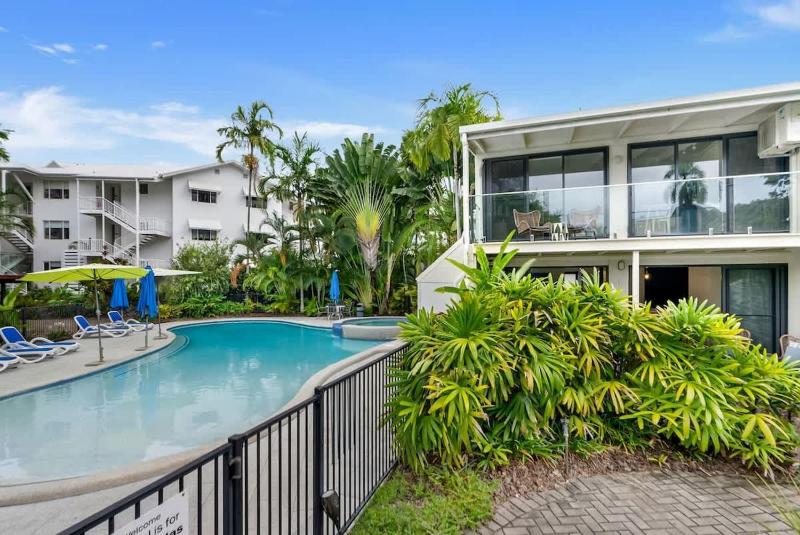 Mira - Poolside Beach Retreat by Four Mile Beach - image 8