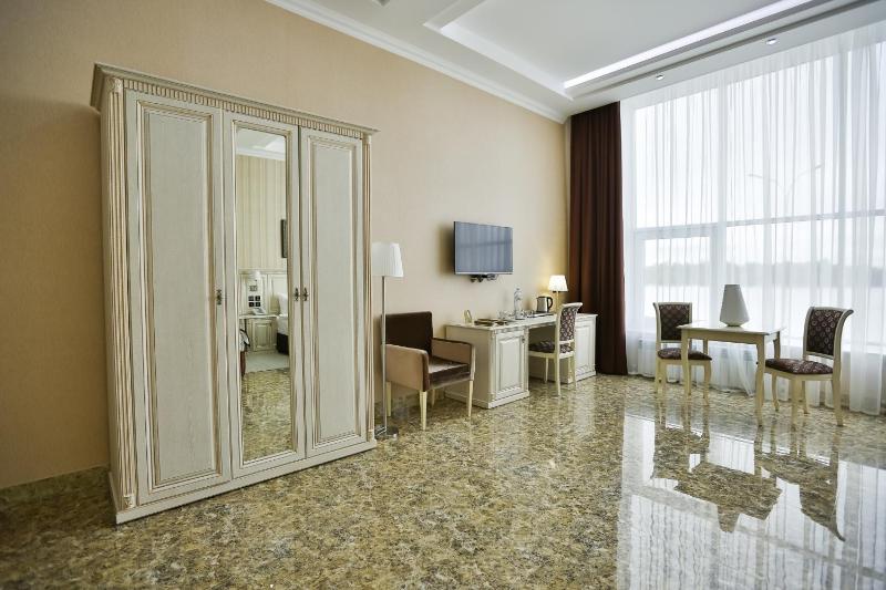 Superior Family Room image 3
