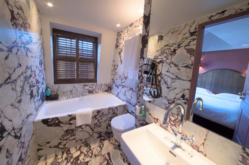 Lux Room with Window image 2