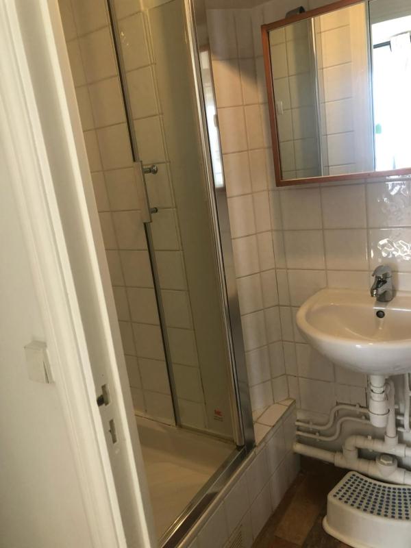 Bright apartment near the Eiffel Tower - image 6