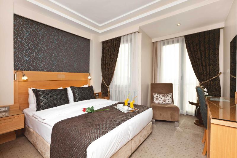 Standard Double Room image 3