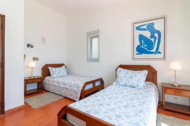 4 Bed Villa Pool & Tennis Court in Carvoeiro - image 27