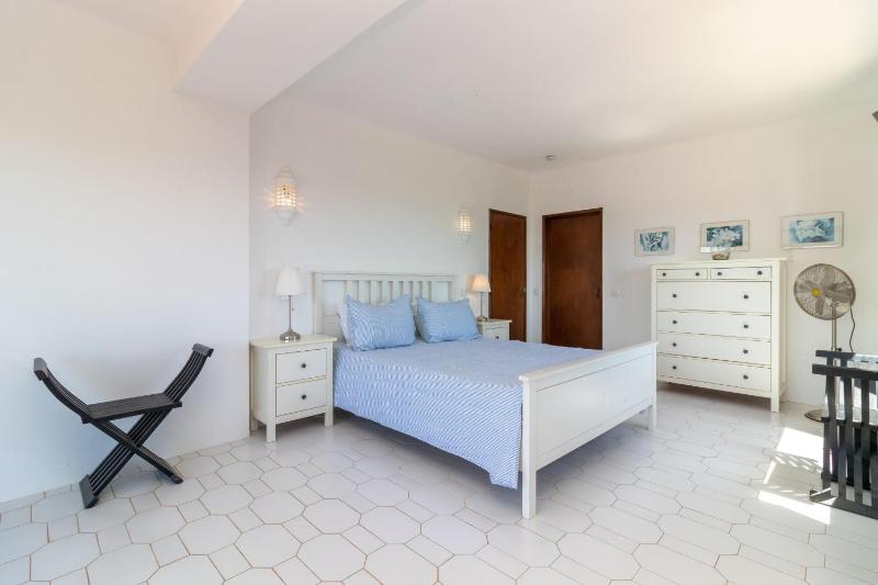 4 Bed Villa Pool & Tennis Court in Carvoeiro - image 28