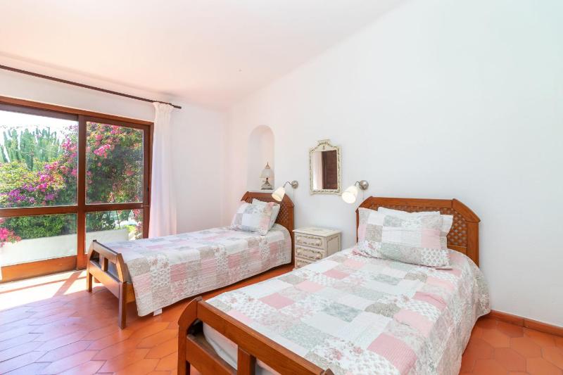 4 Bed Villa Pool & Tennis Court in Carvoeiro - image 25
