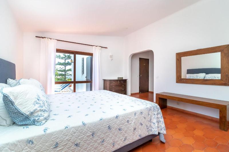 4 Bed Villa Pool & Tennis Court in Carvoeiro - image 21