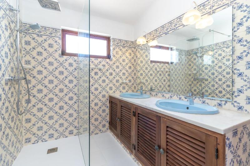 4 Bed Villa Pool & Tennis Court in Carvoeiro - image 22