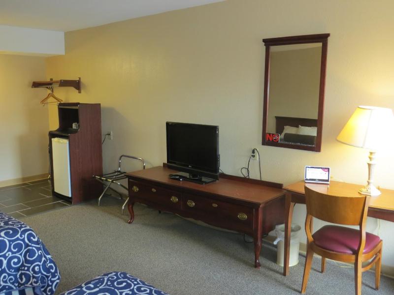 Queen Room with Two Queen Beds image 4
