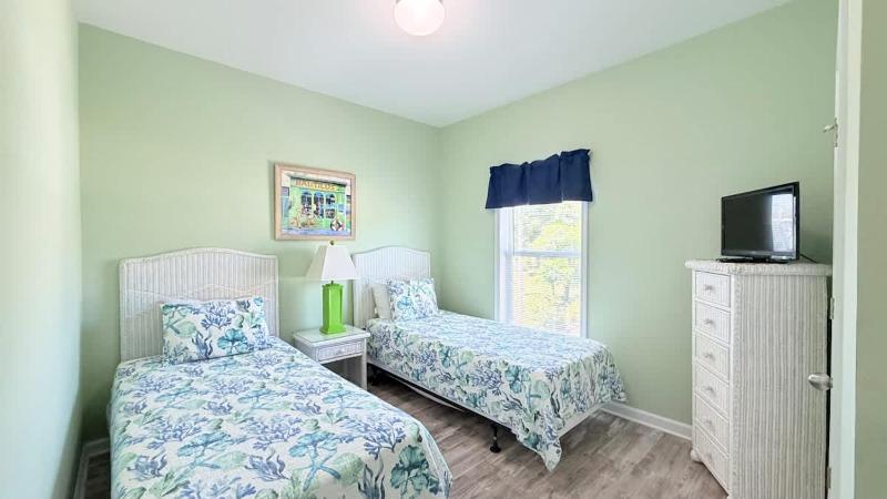 Spacious 7 bedrooms duplex walk to the beach pool - image 40