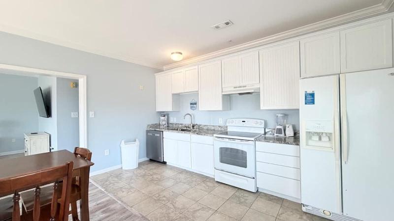 Spacious 7 bedrooms duplex walk to the beach pool - image 31