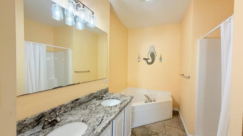 Spacious 7 bedrooms duplex walk to the beach pool - image 48