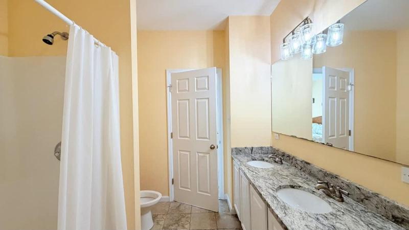 Spacious 7 bedrooms duplex walk to the beach pool - image 9