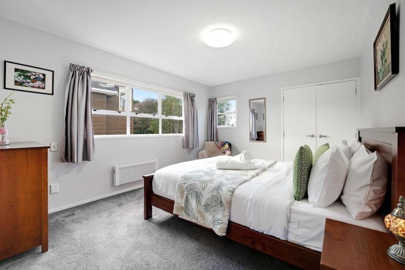 Remuera 3BR Elegance Home with Outdoor Living - image 12