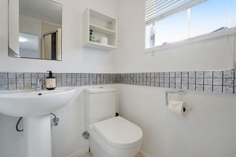 Remuera 3BR Elegance Home with Outdoor Living - image 3