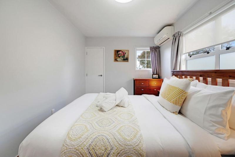 Remuera 3BR Elegance Home with Outdoor Living - image 8