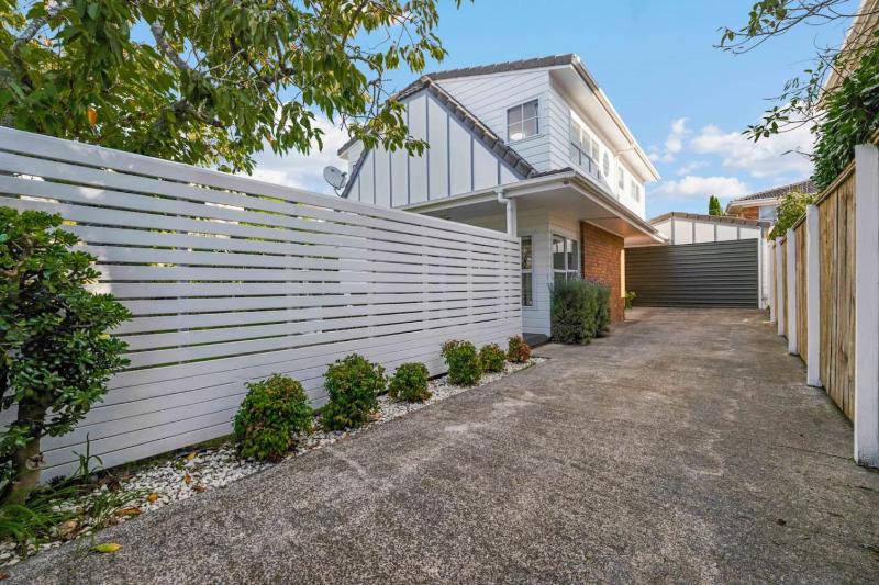 Remuera 3BR Elegance Home with Outdoor Living - image 11