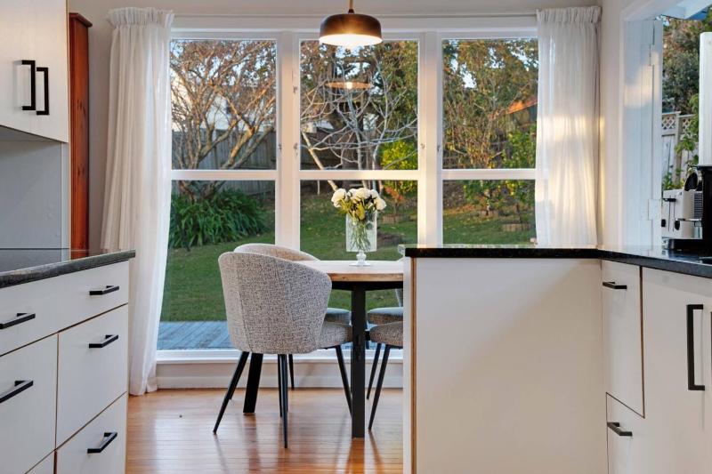 Forrest Hill Oasis with Pool Spa and BBQ - image 8