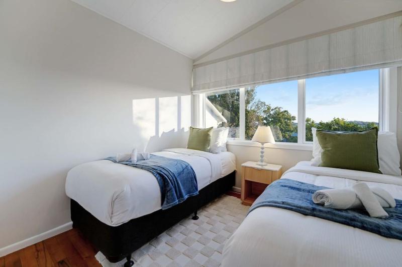 Forrest Hill Oasis with Pool Spa and BBQ - image 2