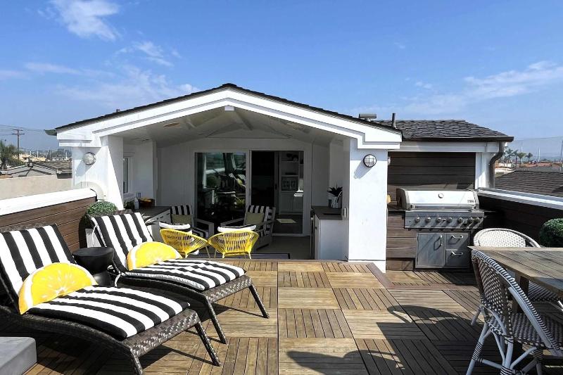 Coastal Luxury Retreat with Stunning Rooftop Deck townhouse - image 37