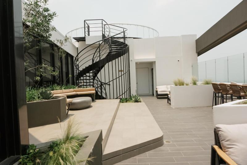 Luxury Skyline Apartment with pool city views & volcano views - image 12