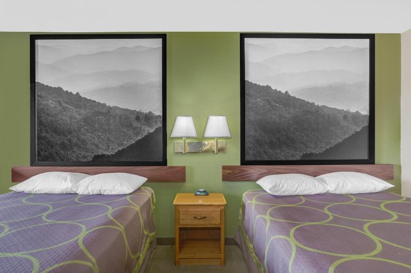 Queen Room with Two Queen Beds - Non-Smoking image 3