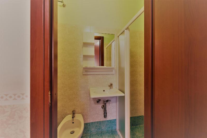 Economy Double Room with Shared Bathroom image 3