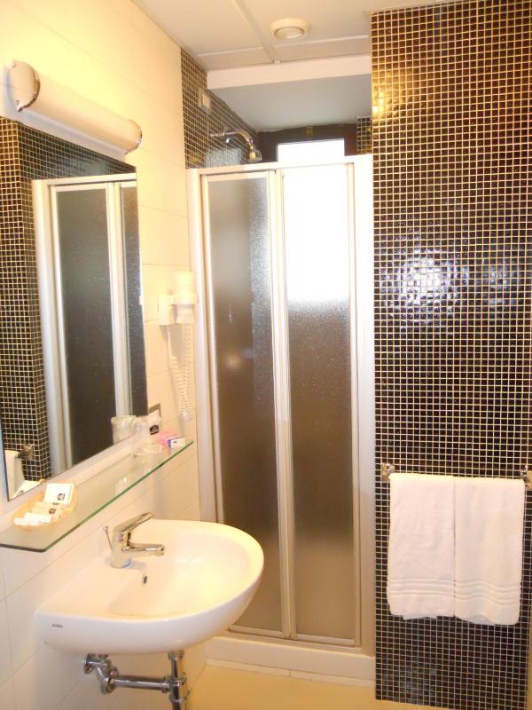 Double Room image 4