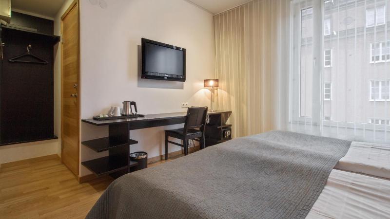 Standard Twin Room image 4