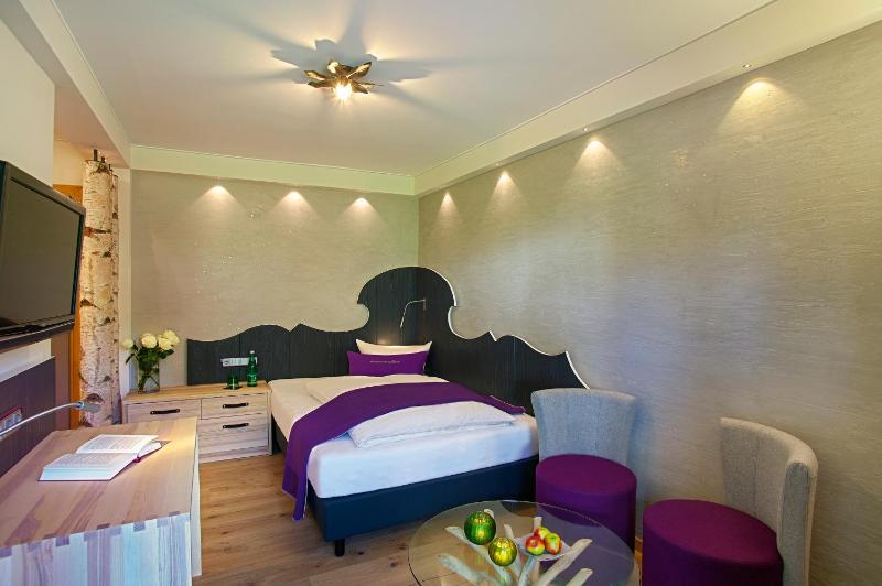 Single Room with Bathroom image 1