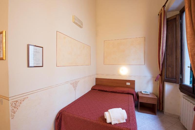 Economy Double Room with Shared Bathroom image 2