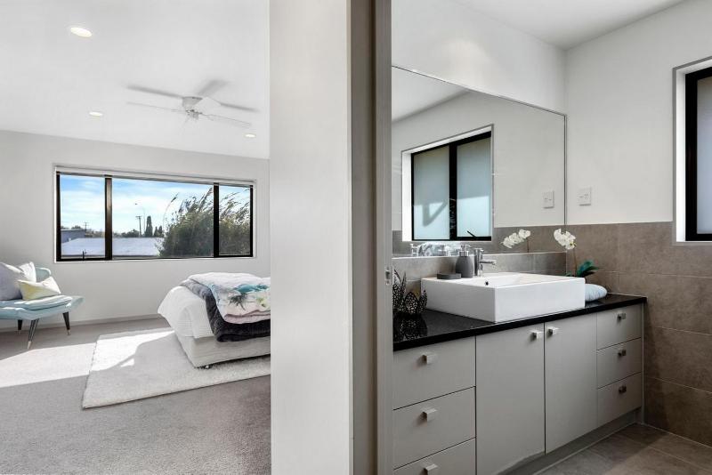 Pinehill Extra-Large 8 Bedrooms House - image 14