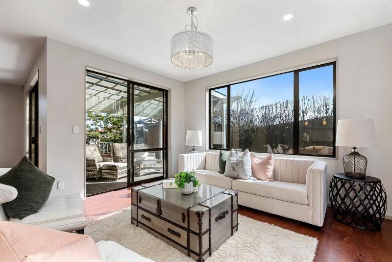 Pinehill Extra-Large 8 Bedrooms House - image 4
