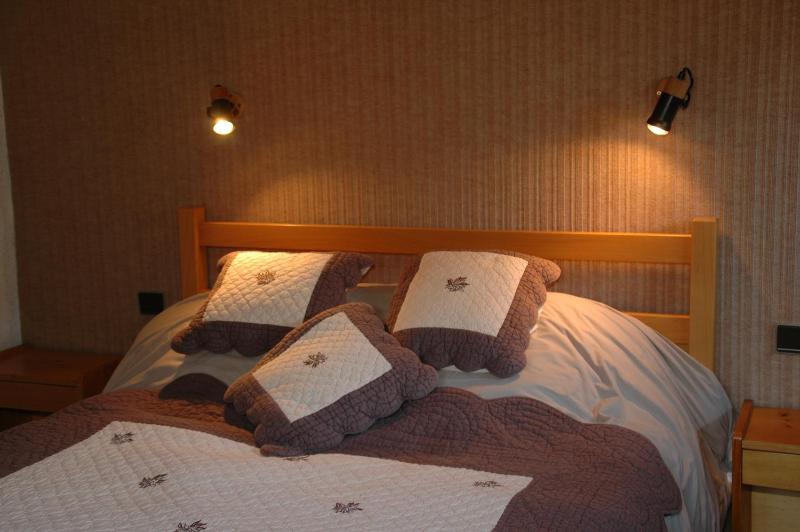 Three-Bedroom Apartment with Alcove image 2