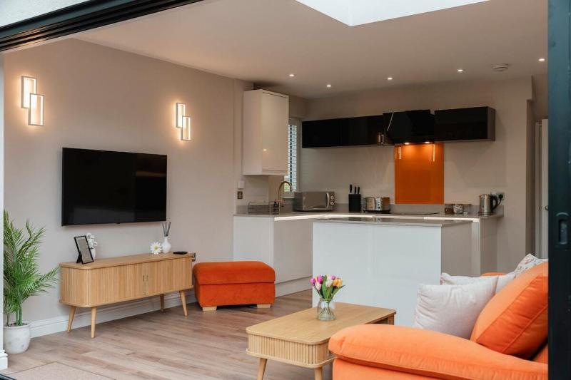 Charming Newly Renovated Home In Harrogate - image 9